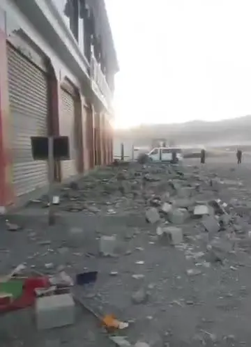 Case distrutte e calcinacci per strada: gli effetti del terremoto in Tibet