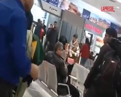 Iran, il mullah rimprovera la ragazza senza velo e lei gli strappa il turbante