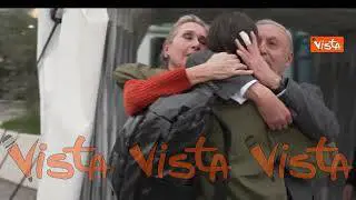 Cecilia Sala atterra in Italia, l'abbraccio con la famiglia