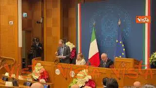 L’applauso dei giornalisti per Cecilia Sala alla conferenza stampa di Meloni a Montecitorio