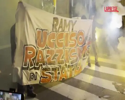 "Razzismo di Stato contro Ramy": lo sfregio della vernice rossa contro la prefettura a Milano