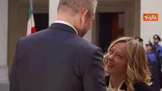Un mazzo di fiori bianco, l'omaggio del Presidente slovacco Peter Pellegrini a Meloni