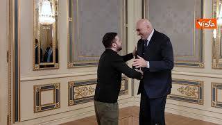 Siparietto Zelensky-Crosetto a Kiev: "Sei un grandissimo Ministro", poi ridono