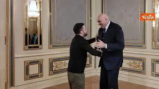 Siparietto Zelensky-Crosetto a Kiev: "Sei un grandissimo Ministro", poi ridono