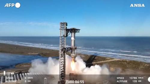 SpaceX, la capsula esplode dopo il decollo