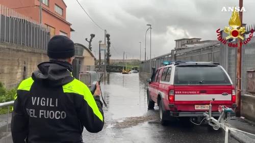 Maltempo a Catania: auto sommersa dall'acqua, soccorsa dai pompieri
