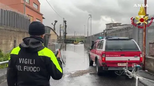 Maltempo a Catania: auto sommersa dall'acqua, soccorsa dai pompieri