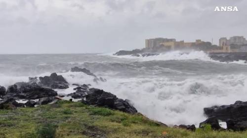 Catania, forte mareggiata sul lungomare Ognina