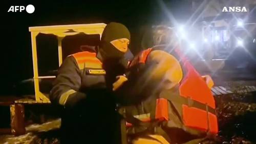 Russia, un tuffo in acque inquinate per festeggiare l'Epifania ortodossa