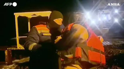 Russia, un tuffo in acque inquinate per festeggiare l'Epifania ortodossa