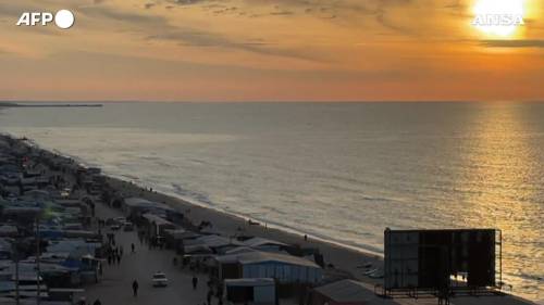 Gaza, il sole tramonta su al-Zawayda mentre inizia la tregua tra Israele e Hamas