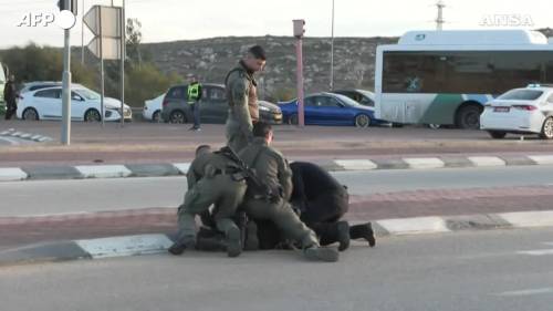 Cisgiordania: veicoli della Croce Rossa al carcere di Ofer, attivisti di estrema destra tentano un blocco