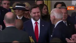 Jd Vance fa ingresso nella sala dell'insediamento a Capitol Hill