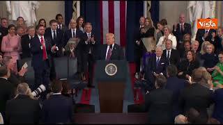 Standing ovation per Trump dopo l'insediamento. Biden, Kamala e i dem restano seduti