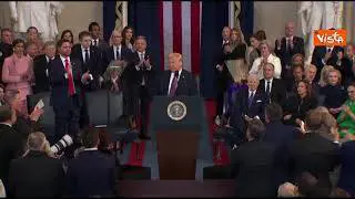 Standing ovation per Trump dopo l'insediamento. Biden, Kamala e i dem restano seduti