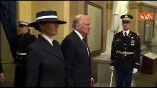 Trump e Melania mano nella mano lasciano Capitol Hill dopo il giuramento presidenziale