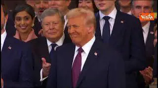 Il "finto" bacio sulla guancia di Trump a Melania a causa del cappello della First Lady