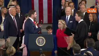 JD Vance giura come vicepresidente Usa con accanto moglie e figli