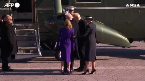 Washington, Trump accompagna l'ex presidente Biden all'elicottero