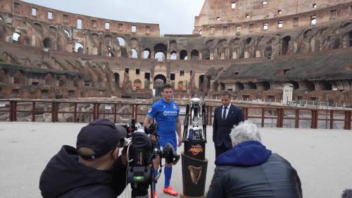 Rugbisti come gladiatori: il Guinness Sei Nazioni parte dal Colosseo