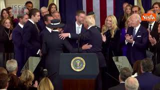 Trump bacia i figli e la moglie Melania (stavolta per davvero) dopo il giuramento