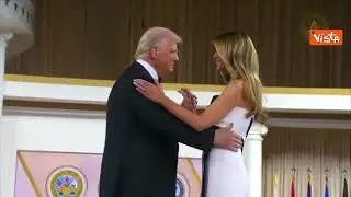 Il ballo inaugurale di Trump e Melania dopo l'insediamento. Lei elegantissima in abito lungo