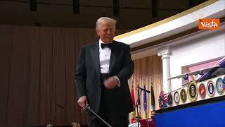 Il taglio della torta con le sciabole di Trump e Jd Vance al ballo inaugurale della Presidenza