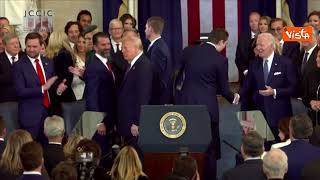 Barron Trump dà la mano a Biden e gli sussurra qualcosa, lui cambia improvvisamente espressione