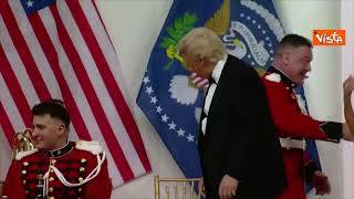 Trump balla al ritmo di Ymca alla cena presidenziale, anche Melania accenna dei passi di danza
