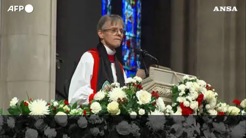 Vescovo a Trump: "Abbia misericordia per gay e immigrati". E al tycoon scappa una smorfia