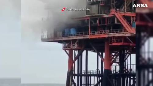 Fiamme sulla piattaforma petrolifera, l'intervento della Guardia costiera