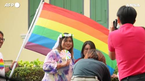 Thailandia, in vigore la legge sui matrimoni Lgbtq+: celebrati i primi "si'"