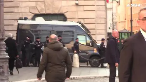  Almasri, Piantedosi entra in Senato per il question time 