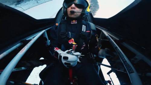 Kitzbuhel, il pilota di Red Bull Dario Costa percorre in aereo la Streif