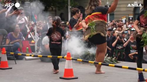 Attivisti in piazza per i diritti degli indigeni nell'Australia Day