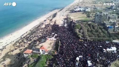 Gaza, migliaia di sfollati bloccati al valico da Israele: le immagini dal drone