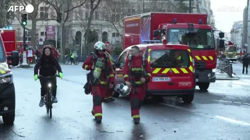 Incendio nella notte a Parigi, domato dopo tre ore