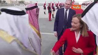 L'arrivo di Meloni in Bahrein, ultima tappa della visita nei Paesi del Golfo
