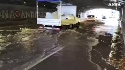 Maltempo, bomba d'acqua a Firenze e strade allagate