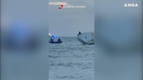 Peschereccio naufraga di fronte al porto di Cesenatico