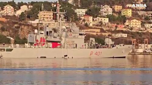 La nave Cassiopea in Albania, lo sbarco dei 49 migranti