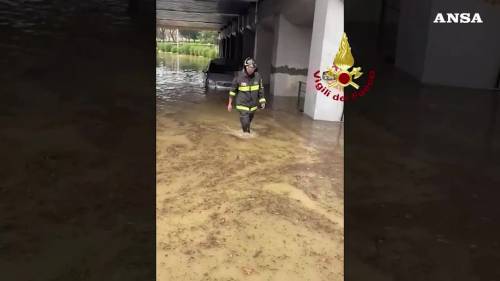 Maltempo, bomba d'acqua a Firenze: soccorsa una persona in un sottopasso allagato