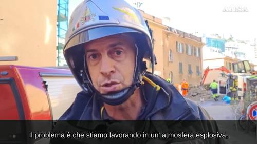 Crolla un muro a Genova, i vigili del fuoco: "Scaviamo per escludere feriti"