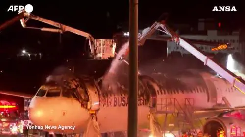 Corea del Sud, aereo prende fuoco a terra: evacuate 176 persone