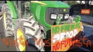 L'arrivo dei trattori della protesta degli agricoltori al Pirellone di Milano
