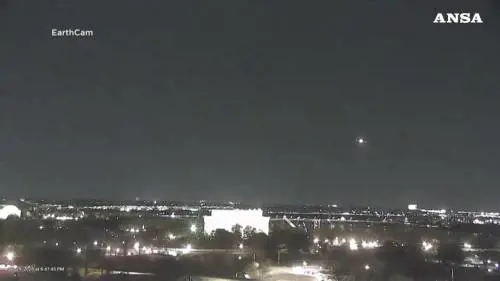 L'impatto tra aereo passeggeri e elicottero militare nelle riprese EarthCam