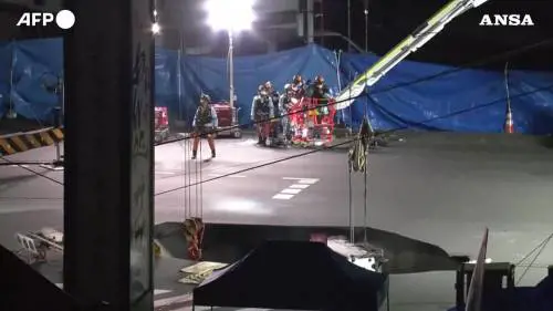 Un 74enne bloccato da 24 ore in una voragine stradale vicino Tokyo