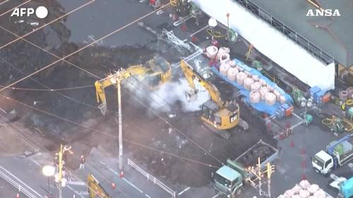 Camionista precipitato martedì in una voragine vicino Tokyo, poche le speranze di salvarlo