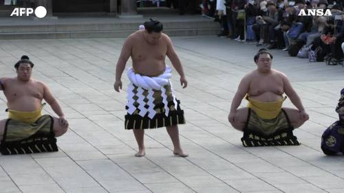 Tokyo, la folla accoglie il nuovo grande campione di sumo