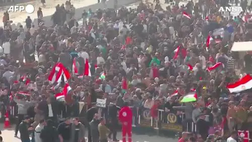 Una manifestazione al valico di Rafah contro il piano di Trump
